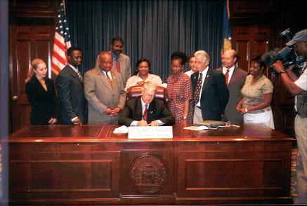 Carnell Smith - Governo Roy Barnes signs paternity fraud law